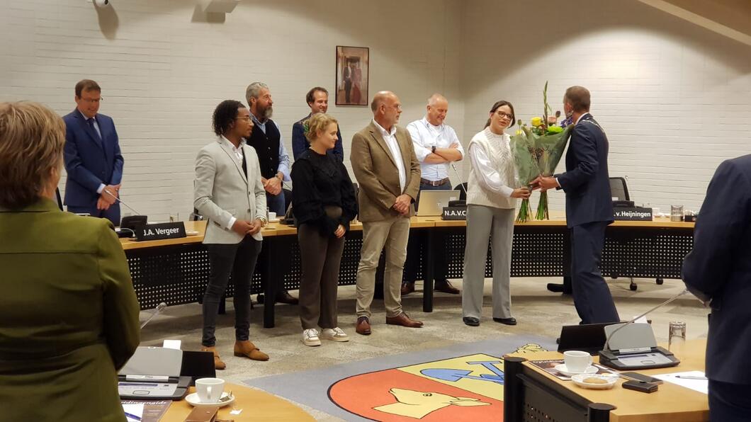 Milou Visch wordt gefeliciteerd door de burgemeester